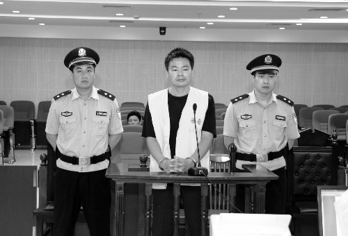 对比姜立春与张轶凡的样子.