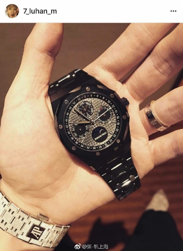 鹿晗和包子有同款卡地亚love系列戒指.