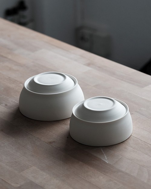 并且,当碗被倒扣在桌面上时,这条"腰线"还能帮你快速的翻转拿起它并