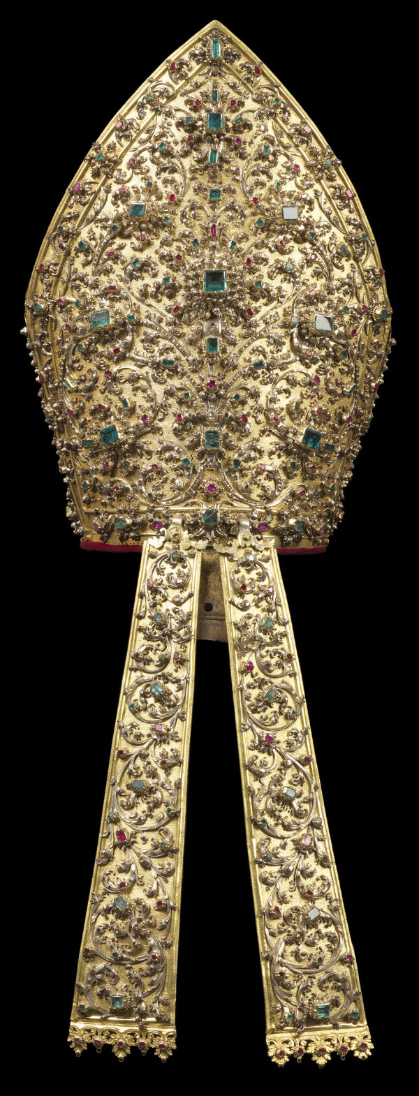 主教帽.现在的主教已经不敢这么拉风了.