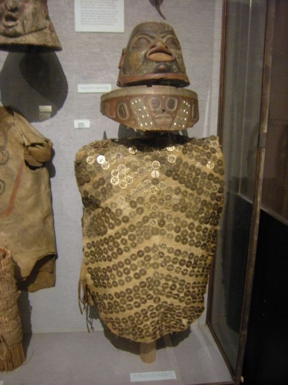 纽约自然历史博物馆里的印第安战士为什么会身披康熙通宝制成的铠甲?