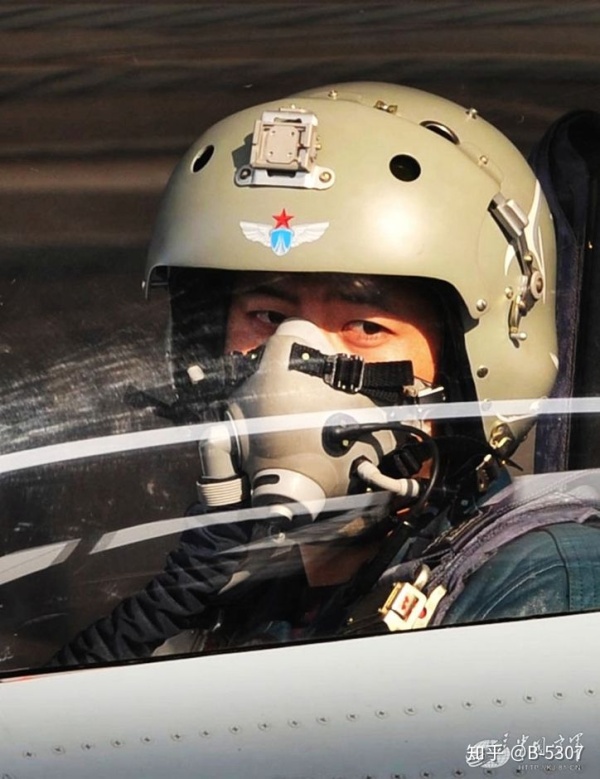 为什么欧美飞行员三代机的头盔看上去总是比天朝的三代机头盔要洋气