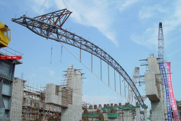 其实建筑结构里有种东西叫张弦梁(上面这张图叫张弦桁架,差不多啦 