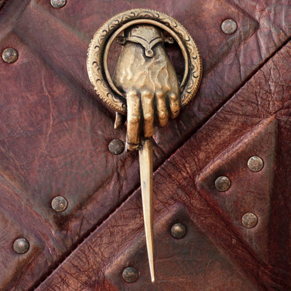 "国王之手"徽章的特写,青筋暴起的脉络,以及小恶魔软甲的铆钉.