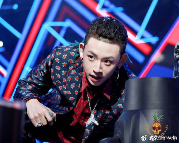 如何评价小鬼王琳凯的长相