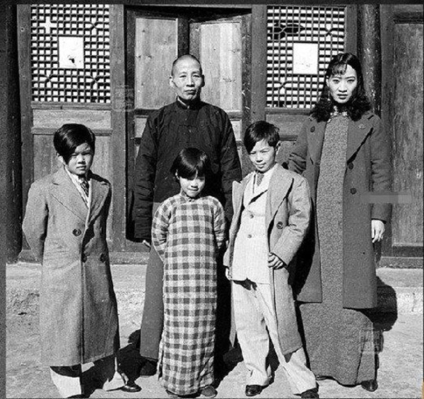 刘文辉及夫人杨蕴光和他的三个孩子