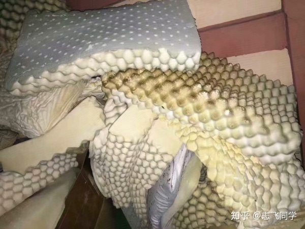 国产劣质乳胶枕2年必氧化掉渣因为添加了大量滑石粉充重 下面开始