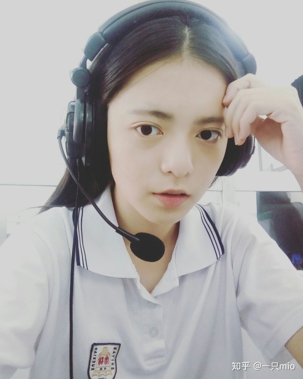 再再往前点就是长头发了,不会化妆又极其喜欢自拍,基本都靠滤镜加持=