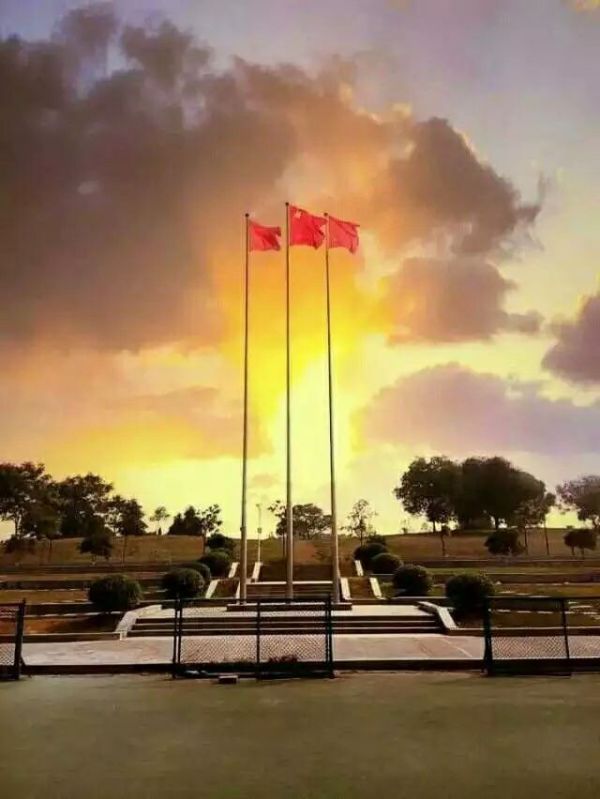      _武汉纺织大学国旗护卫队