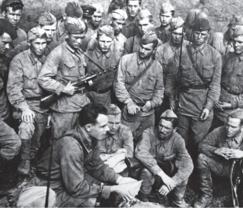 未来的第一书记勃列日涅夫同志在1935年,那是的他还没参军,是个工程