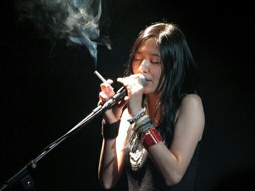 很久以前,看了张悬和青峰他们的一段小演唱会视频.