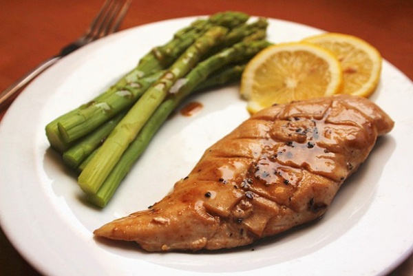 瘦猪肉和牛肉,鸡胸肉的热量,蛋白质相差无几,为何许多健身者都忌吃?